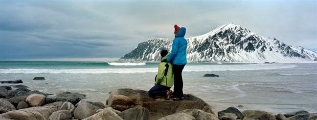 Couple at Ramberg beach, Lofoten . 
Photo: CH / Innovation Norway .